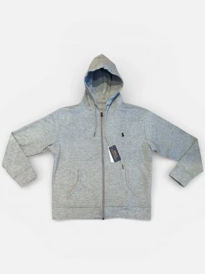 Grå zip hoodie från Polo Ralph Lauren - Snygg gråmelerad hoodie med dragkedja från Polo Ralph Lauren. Klassisk huva med dragsko, två fickor framtill och den ikoniska lilla loggan broderad på bröstet. Perfekt för en chill och avslappnad stil.