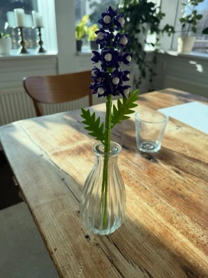 Lila vit Lego-blomma  - Säljer en cool lila-vit blomma med instruktionsblad för montering. Jag kan även ta loss bitarna så att dem går att bygga ihop på nytt