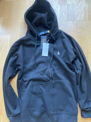Ralph Lauren zip hoodie - Helt ny bästa kvaliten på marknaden, lapparna kvar, storlek S, Svart, 1-3 dagars leverans