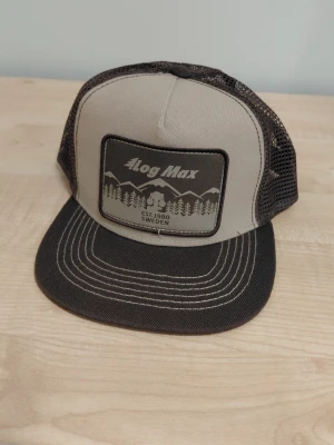 Beige och brun keps - Snygg truckerkeps från Log Max i beige och brunt med mesh på sidorna och bak