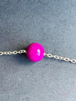 By prisförslag- choker Halsband med färgglad pärla välj grön/rosa - Snygg choker med tunn silverfärgad kedja och en stor pärla i mitten. Välj mellan rosa pärla eller limegrön pärla. Perfekt accessoar för att addera färg till din stil. Materialet är metallkedja och glansiga pärlor.