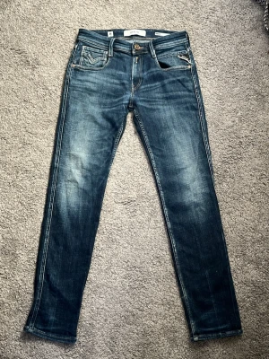 Replay anbass  - Säljer ett par replay anbass slimfit jeans i storlek 28/30. Jeansen är mörkblå med snygg tvätt Jeansen har inga skador och knappt några slitningar men är använda. Nypris runt 900-1500kr. Jag säljer dessa för ett bra pris för bra jeans. Skriv och fråga vid minsta fundering och fler bilder på jeansen! Kan gå ner lite i pris vid snabb affär!