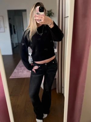 Svart stickad tröja med stjärnor - Så fin svart stickad tröja med stjärnor. Storlek 146/152 men sitter som XS/S!💗 Passar dig som gillar stilrena detaljer och vill ha något som sticker ut lite extra.