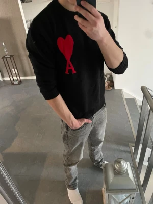 Svart stickad tröja från Ami Paris - Svart stickad tröja från Ami Paris i storlek M. Riktigt stilren. Helt ny, inte använd. Hojta till om ni har frågor eller funderingar! /NQ_ Wardrobe