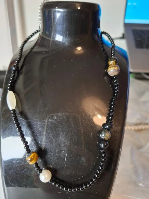 Svart halsband med pärlor och stenar - Överge samlingen, utförsäljning till låga priser