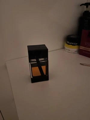 Dior Homme Intense EdP 100 ml - Nypris 1600 kr! Det är ungefär 70-80% (70-80 ml) av flaskan kvar därav pris. Ingen förhandling, priset är redan väldigt lågt! 