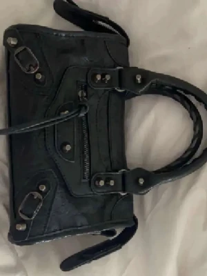 svart väska  - Liten stilren väska som rymmer det som behövs och passar till alla outfits, axelband finns även. Skriv för mer bilder💕