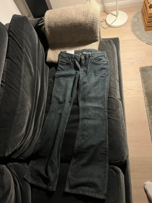 Bootcut jeans från Weekday Nova - Mörkblå bootcut jeans från Weekday, modell Nova. Jeansen har låg midja och slim fit, tillverkade i en blandning av ekologisk och återvunnen bomull. Perfekta för en avslappnad men trendig look. Helt nya med prislapp kvar 