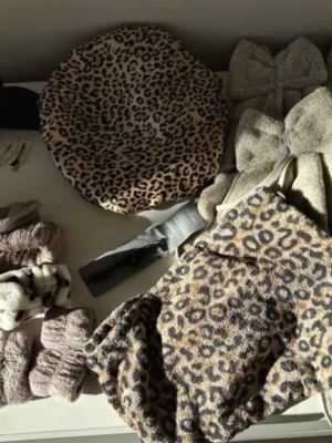 Hårklämmor m.m - 2st hårband, 4st handledsmuffar, 1 st hårturban, 1st duschmössa (använda & tvättade), 2st hårklämmor med fluff,  5st beiga handhanddukar  (helt oanvända), Hårklämmor, 1st stor svart (endast testad) & 5st små vita med stenar (endast testad 1) & 1st ögonfranspincett (ny i oöppnad förpackning) 🌸 • TikTok:Ginise 