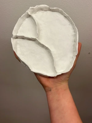 Handgjord vit lerskål - Unik handgjord skål i vit lera med organiska former och upphöjda kanter. Skålen har en rund bas och kreativa indelningar på insidan, perfekt som dekoration eller förvaring av småsaker. Passar dig som gillar personliga och konstnärliga detaljer.