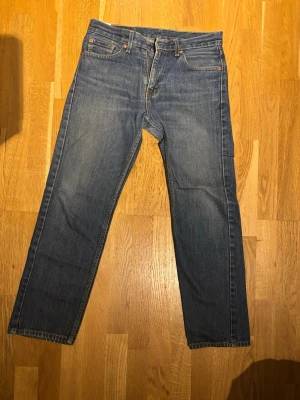 Levi's raka blå jeans - Klassiska blå jeans från Levi's med rak passform. Storlek 30/30 passar aningen större! Modell 505 fint skick, hör av dig!➡️💬✅⭐️