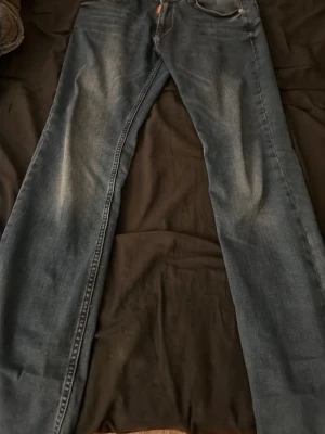 Mörkblå jeans från Dsquared2 - Snygga mörkblå jeans från Dsquared2 med klassisk femficksmodell. Jeansen har en lätt tvättad look och är tillverkade i 98% bomull och 2% elastan för en bekväm stretch. Perfekta för dig som gillar en stilren och modern denimstil.