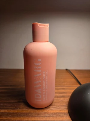IDAWARG Repair Conditioner - IDAWARG Repair Conditioner säljes. Uppskattningsvis cirka 55% kvar. Balsamet är veganskt och har en återuppbyggande formula. Flaskan har en praktisk tryckkork och rymmer balsam för skadat eller slitet hår.