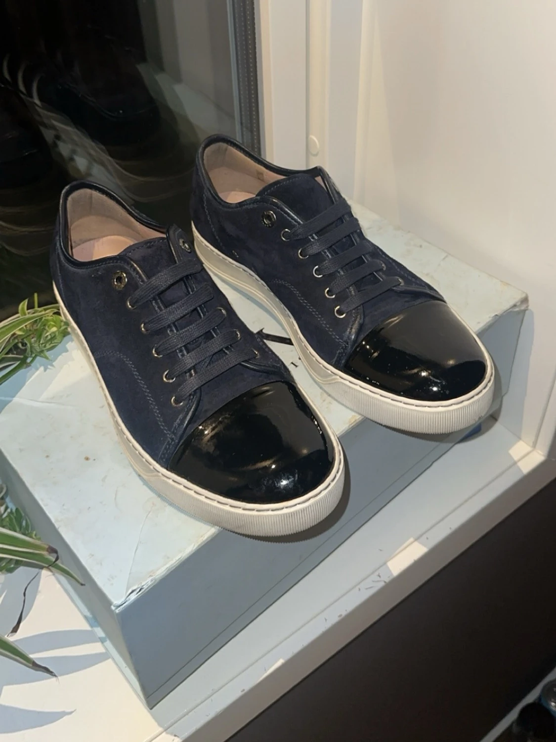 Mörkblå sneakers med lackad tå - 1