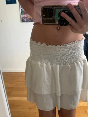 Vit volang kjol  - säljer denna volang kjolen 