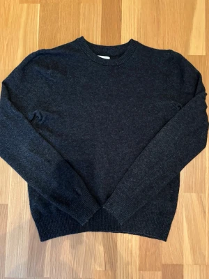 Mörkgrå stickad tröja East West - stickad tröja från East West i mjuk lammull. Perfekt för lager på lager och enkel att matcha med. Storlek S - mörkgrå - inga fel på - säljer på ha för liten, hör av dig vid frågor mvh Theo🙌