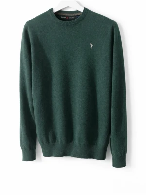 Mörkgrön stickad tröja Polo Ralph Lauren - Mörkgrön stickad tröja från Polo Ralph Lauren med rund halsringning och diskret broderad logga på bröstet. Tröjan är perfekt för lager-på-lager med en snygg overshirt till. Tröjan är M men lite tajtare så bär du S till vardags funkar denna även för dig. Hör av dig vid frågor. 