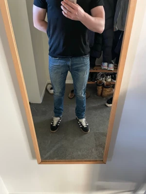Tiger Of Sweden Jeans Pistolero - Snygga blå slim fit jeans med klassisk femficksdesign och lätt slitna och unika detaljer. Jeansen har normal midja och raka ben. Perfekta till vardagslooken och passar till det mesta. Tillverkade i denim med en skön stretch för extra komfort. Modellen är den klassiska pistolero och storleken är 30/32.