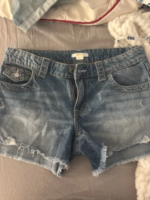 Låg/mellan midjade jeansshorts - Jeansshorts från Gina Young knappt använda , inga bilder på då dem inte passar