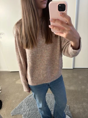 Beige  stickad tröja - Mysig stickad tröja i beige från Carin Wester