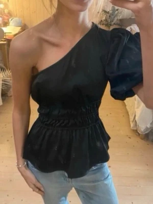 One shoulder blus - SÅ SNYGG