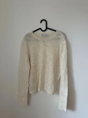 Vit stickad tröja  - Säljer en krämvit stickad tröja från Mango. Tröjan har ett genombrutet hålmönster. 