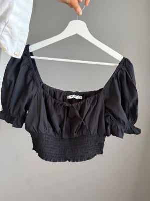 Topp Na-kd - Såå fin, använd men i gott skick. Resår i midjan och knyte fram