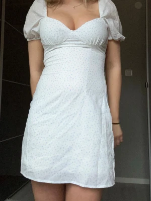 Sommarklänning - Vit sommarklänning med blåa blommor på💕perfekt till sommaren eller skolavslutningen ☀️