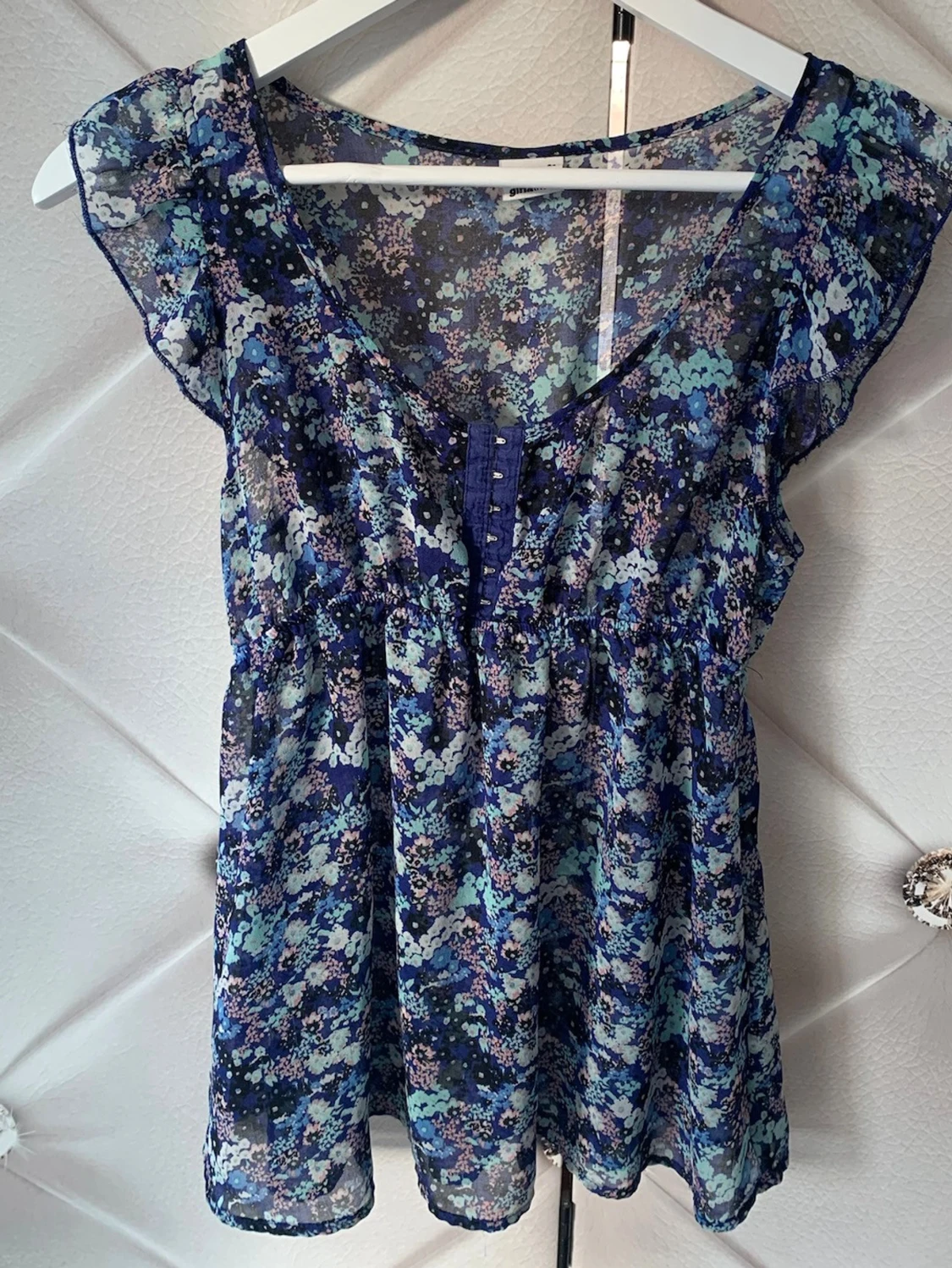 Blommig blå transparent blus