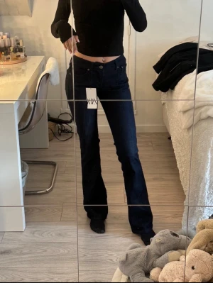 Lågmidjade jeans zara  - Jättefina blå jeans som är helt nya med prislappen kvar. Är helt slutsålda. Skriv för mer frågor 
