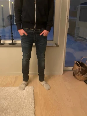 Replay jondrill jeans mörkblå - Tja säljer ett par riktigt Snygga mörkblå slim fit jeans från Replay med klassiska fem fickor och diskreta sömmar. Jeans är slim och passar perfekt till allt möjligt, Perfekta för en trendig och avslappnad stil. Inga defekter och skicket är 10/10. Storlek 34/32 och passar bra på mig som är 183 cm🤩modellen är replay jondrill, hör av dig vid mer frågor eller funderingar🙌🏼mvh premium fashion 