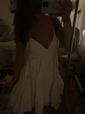 Zara klänning  - Säljer denna super fina Zara klänningen som inte säljs i butik längre. Då den tyvärr är för liten för mig. Super fin och perfekt till skolavslutningen, student eller bara sommar allmänt. Den har lite missfärgning vid ena bandet pågrund av solkräm men det har inte gjorts större försök att få bort det.