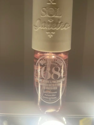 Sol de Janeiro Cheirosa 68 Parfymmist - Fräsch parfymmist från Sol de Janeiro i doften Cheirosa 68. Flaskan är genomskinlig med rosa ton och har en vit, rund kork. Doften har inslag av brasiliansk jasmin och pink dragonfruit. Perfekt för dig som gillar fruktiga och blommiga dofter. 