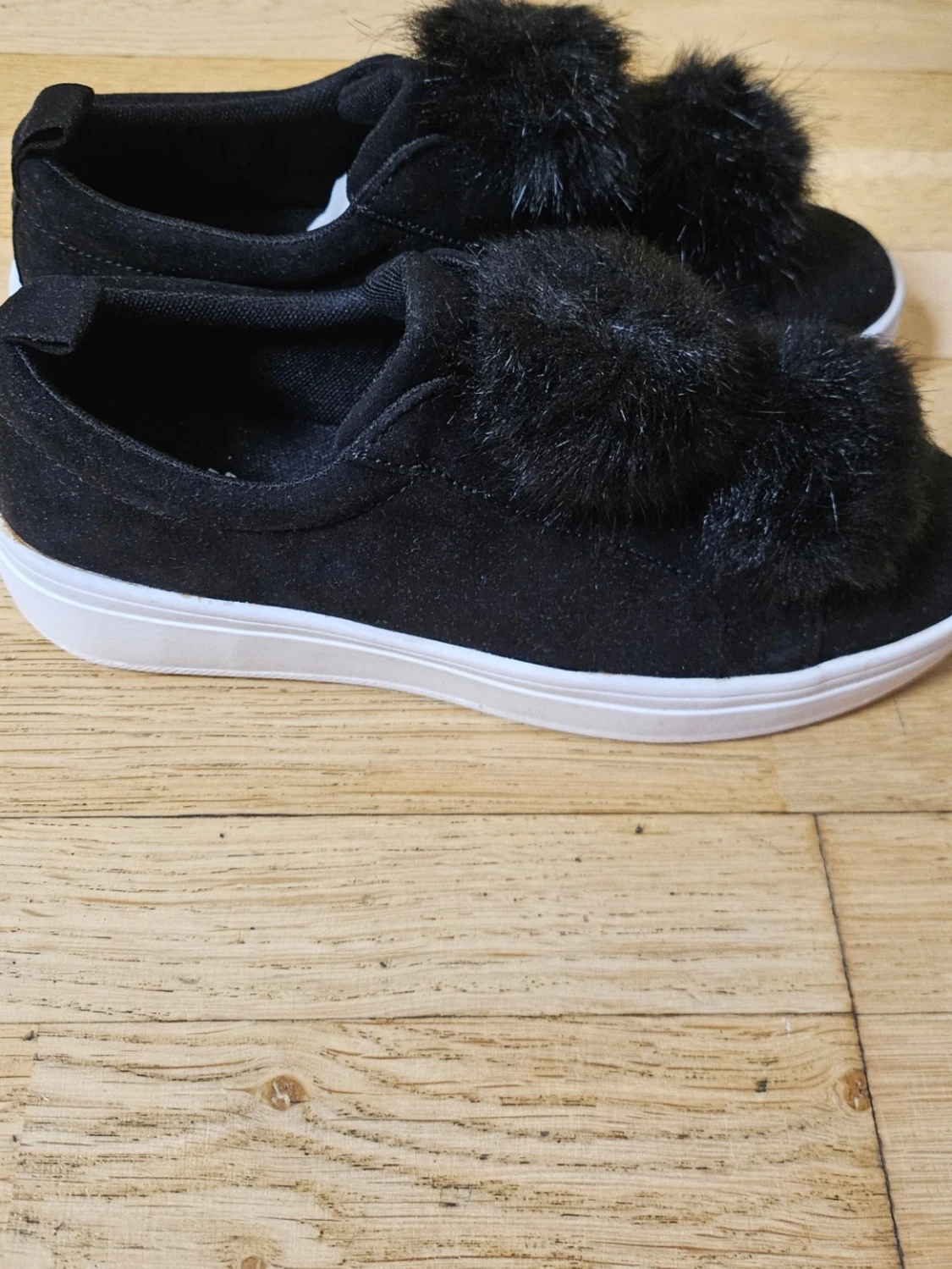Svarta sneakers med pälsdetalj - 1