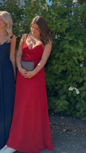 Röd Balklänning  - Röd lång balklänning som endast är använd en gång, fint skick! Köpt på Bubbleroom (märke Trendyol) nypris 1199kr💕. Liten defekt på baksidan vid dragkedjan, (se sista bilden) men inget som syns vid användning!💕