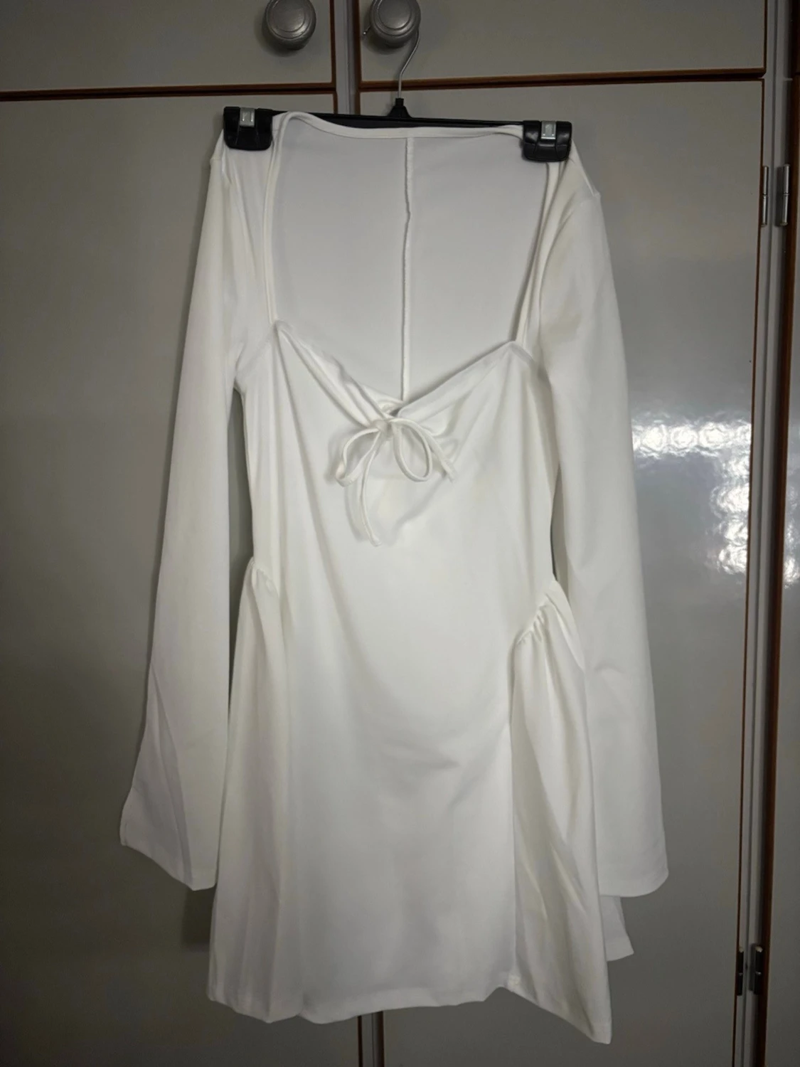 Vit kortklänning med knyt och v-ringning