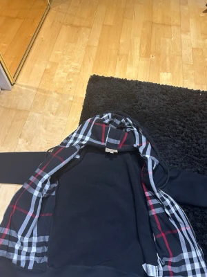 Säljer rutig kofta svart - Nytt skick rutig kofta som har storleken S