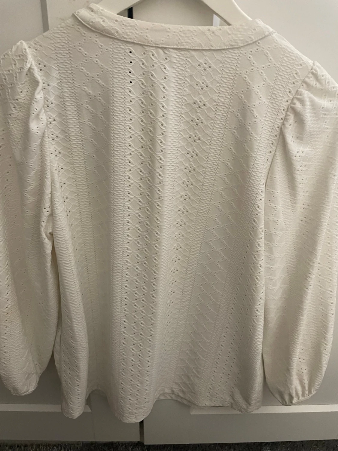 Vit blus med broderade detaljer från ONLY - 3