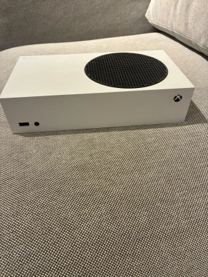 Xbox Series S spelkonsol vit - Säljer nu min Xbox Series S som är bra skick. 