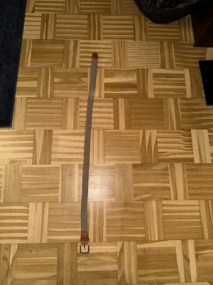 Beige flätat Jack & Jones bälte med läderdetaljer - Snyggt beige flätat bälte från Jack & Jones med bruna läderdetaljer och metallspänne. Perfekt accessoar för att lyfta din outfit med en stilren touch. Bältet har ett klassiskt och tidlöst utseende som passar till många olika looks.