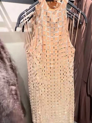 Zara slutsåld - lång klänning  - Drömklänning från Zara i storlek M som såldes slut direkt. Superfin passform med skimrande nät i silver över nude bas. Ger ett väldigt lyxigt uttryck. helt ny, med prislapp & ordpris 1 700kr Skickas samma dag/dagen efter köp.💕💕