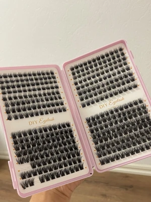 DIY individuella lösögonfransar - Säljer ett kit med svarta individuella lösögonfransar i olika längder. Fransarna kommer i en rosa ask och är perfekta för att skapa en personlig franslook. De är gjorda av syntetmaterial och ger ett fylligt och naturligt intryck. Perfekt för dig som gillar att fixa fransarna själv.