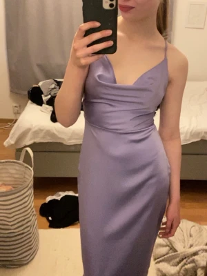 Lila balklänning  - Använd en gång på balen🥰är uppsydd och jag är 160 lång🩷 