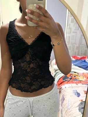 Svart spetsbody med v-ringning - Aldrig använd endast testad, de finns ingen lapp på den men tror den är från Lindex i storlek xs!