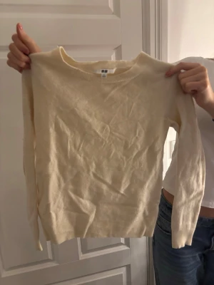 Beige stickad tröja från H&M - En enkel och stilren beige stickad tröja från UNIQLO med rund halsringning och långa ärmar. Tröjan har en mjuk och tunn stickning💕storlek S men passar xs