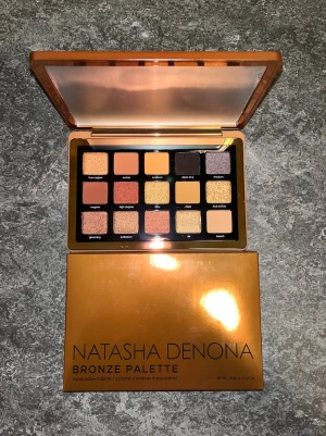 Natasha Denona Bronze Eyeshadow Palette - NY! Slutsålda limited edition Bronze Palette från Natasha Denona med 15 ögonskuggor i varma toner. Säljer pga har för mycket smink. Nypris: 879:-