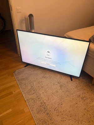 Stor svart platt-TV - Säljer en stor svart platt-TV med tunna ramar och två smidiga ben. Skärmen har HDMI-ingång och modern design, perfekt för filmkvällar eller gaming. Passar snyggt in i de flesta rum tack vare sin stilrena look.