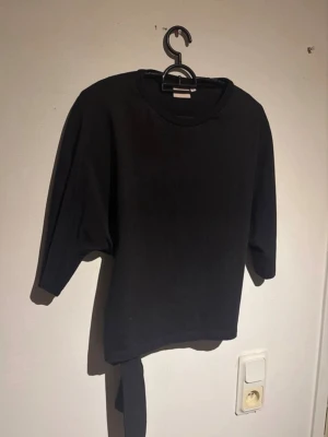 Topp med knytning i ryggen ifrån Nelly - Fint skick använd lite stl L