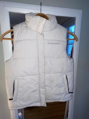 Vit dunväst från Everest - Jätte snygg vit dunväst från Everest med hög krage och två dragkedjefickor fram.😍 Perfekt för lager-på-lager och ger en clean look till din outfit. Skriv gärna om ni har frågor🤗
