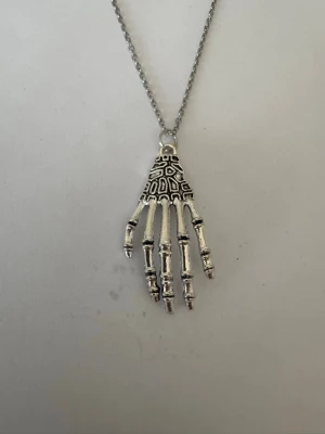 Halsband skelett hand - Halsband som inte är i äkta silver/guld. Kedja är oftast 50cm men kan ibland komma i 45cm. Kedja är rostfritt stål, berlock oftast i zinklegering men kan även det i vissa fall vara rostfritt stål. Be gärna om mått på berlock om detta är viktigt då bilderna är missvisande när det gäller hur stora dom är! 🌹❤️  Allt är nytt.  Bud accepteras inte 🥰🌹